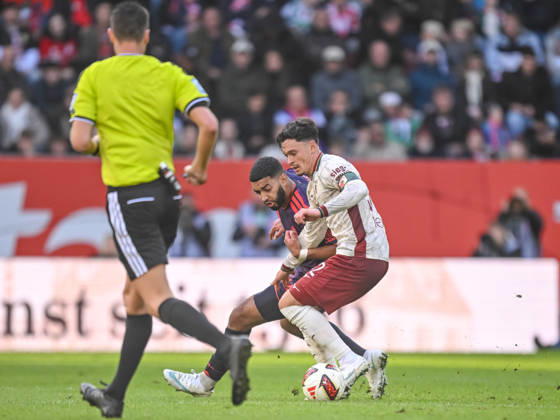 Ismael Saibari (FC Bayern Muenchen) und Fabian Rieder (FC Augsburg) im Zweikampf waehrend des spiels der 1. Bundesliga zwischen FC Augsburg und FC Bayern Muenchen, WWK Arena am 10. October 2026 in Augsburg, Deutschland. (Foto von Harry Langer DeFodi Images) +++ Ismael Saibari (FC Bayern Muenchen) und Fabian Rieder (FC Augsburg) battle for the ball during the Bundesliga match between FC Augsburg and FC Bayern Muenchen at WWK Arena on October 10, 2026 in Augsburg, Germany. (Photo by Harry Langer DeFodi Images) DFB DFL REGULATIONS PROHIBIT ANY USE OF PHOTOGRAPHS AS IMAGE SEQUENCES AND OR QUASI-VIDEO. (Photo by Harry Langer DeFodi Images) DFB DFL REGULATIONS PROHIBIT ANY USE OF PHOTOGRAPHS AS IMAGE SEQUENCES AND OR QUASI-VIDEO. -