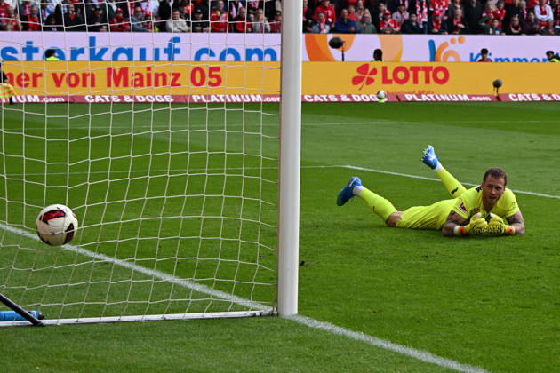 10.10.2026, xsltx, Fussball 1.Bundesliga, FSV Mainz 05 - Bayer 04 Leverkusen v.l. Mark Flekken (Bayer 04 Leverkusen) beim Tor zum 2:2 (DFL DFB REGULATIONS PROHIBIT ANY USE OF PHOTOGRAPHS as IMAGE SEQUENCES and or QUASI-VIDEO) Mainz