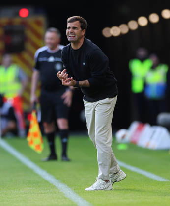 10.10.2026, Fussball Bundesliga, 1. FSV Mainz 05 - Bayer 04 Leverkusen, v.l., Trainer Carles Martinez (Bayer 04 Leverkusen) gibt Anweisungen, gestikuliert, mit den Armen gestikulieren, gives instructions, gesticulate DFL DFB REGULATIONS PROHIBIT ANY USE OF PHOTOGRAPHS AS IMAGE SEQUENCES AND OR QUASI-VIDEO. xdcx Copyright: HMBxMedia Claus