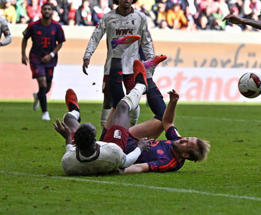 10.10.2026, Fussball Bundesliga 2026 2027, 5.Spieltag, FC Augsburg - FC Bayern München, in der WWK-Arena Augsburg, v.l. Juma Bah (FC Augsburg) gegen Harry Kane (FC Bayern München)