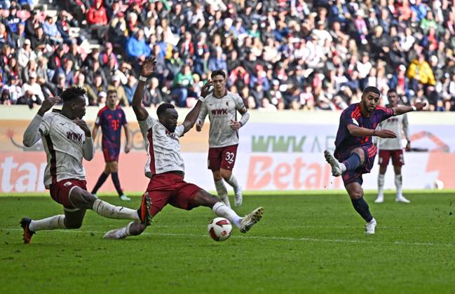 10.10.2026, Fussball Bundesliga 2026 2027, 5.Spieltag, FC Augsburg - FC Bayern München, in der WWK-Arena Augsburg, Ismael Saibari (FC Bayern München) zieht ab