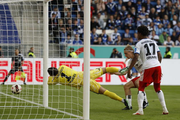 Sebastiaan Bornauw (HSV) m. mit einem Eigentor, Goal scored, erzielt das Tor zum 1:1, celebrate the goal im Bundesliga-Spiel zwischen der TSG 1899 Hoffenheim und dem Hamburger SV in der PreZero Arena, Sinsheim, Deutschland, am 10. Oktober 2026. in action during the Bundesliga match between TSG 1899 Hoffenheim and Hamburger SV at the PreZero Arena, Sinsheim, Germany, on October 10, 2026. DFB DFL REGULATIONS PROHIBIT ANY USE OF PHOTOGRAPHS AS IMAGE SEQUENCES AND OR QUASI-VIDEO, Copyright: HMBxMedia xHeikoxBecker