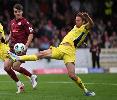10.10.2026, xophax, Fussball 3.Liga, Fortuna Koeln - Saarbrücken. Nico Thier ( SC Fortuna Köln ) , links und Sieben Voten , rechts ( Saarbrücken ) Koeln