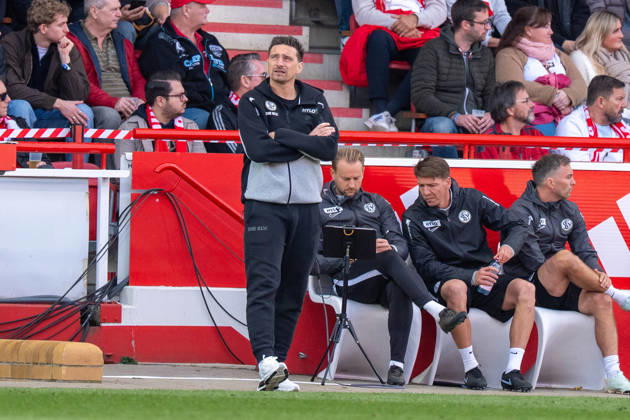 Deutschland: Fussball 1. Bundesliga, 5. Spieltag 2026 2027, 1.FC Union Berlin - SV Elversberg am 10.10.2026 in Berlin (Stadion An der Alten Försterei): Vincent Wagner (SV Elversberg, Trainer) an der Seitenlinie Copyright: xSvenxHeidmannx