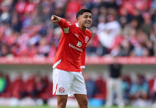 10.10.2026, Fussball Bundesliga, 1. FSV Mainz 05 - Bayer 04 Leverkusen, v.l., Nadiem Amiri (FSV Mainz 05) gibt Anweisungen, gestikuliert, mit den Armen gestikulieren, gives instructions, gesticulate DFL DFB REGULATIONS PROHIBIT ANY USE OF PHOTOGRAPHS AS IMAGE SEQUENCES AND OR QUASI-VIDEO. xdcx Copyright: HMBxMedia Claus
