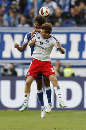 v.l.n.r.: Kopfballduell zwischen Bernardo (TSG Hoffenheim) und David Moller Wolfe (HSV), Header duel between im Bundesliga-Spiel zwischen der TSG 1899 Hoffenheim und dem Hamburger SV in der PreZero Arena, Sinsheim, Deutschland, am 10. Oktober 2026. in action during the Bundesliga match between TSG 1899 Hoffenheim and Hamburger SV at the PreZero Arena, Sinsheim, Germany, on October 10, 2026. DFB DFL REGULATIONS PROHIBIT ANY USE OF PHOTOGRAPHS AS IMAGE SEQUENCES AND OR QUASI-VIDEO, Copyright: HMBxMedia xHeikoxBecker