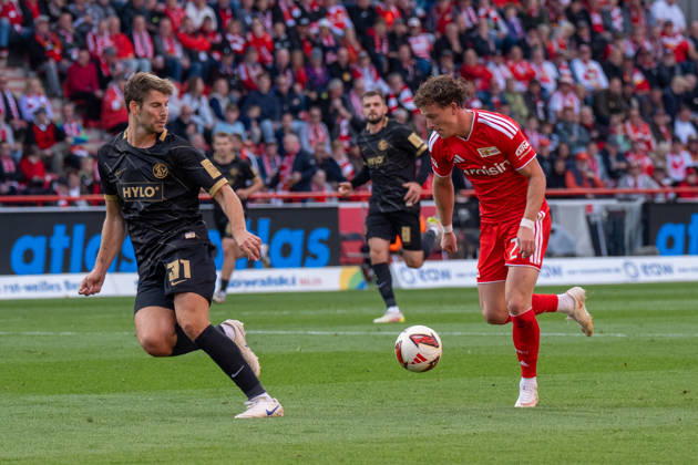 Deutschland: Fussball 1. Bundesliga, 5. Spieltag 2026 2027, 1.FC Union Berlin - SV Elversberg am 10.10.2026 in Berlin (Stadion An der Alten Försterei): Tim Skarke (1. FC Union Berlin, 21) am Ball Zweikampf mit Maximilian Rohr (SV Elversberg, 31) Copyright: xSvenxHeidmannx