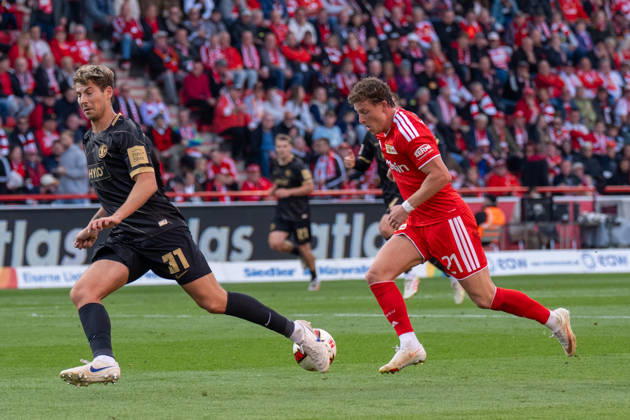 Deutschland: Fussball 1. Bundesliga, 5. Spieltag 2026 2027, 1.FC Union Berlin - SV Elversberg am 10.10.2026 in Berlin (Stadion An der Alten Försterei): Tim Skarke (1. FC Union Berlin, 21) am Ball Zweikampf mit Maximilian Rohr (SV Elversberg, 31) Copyright: xSvenxHeidmannx