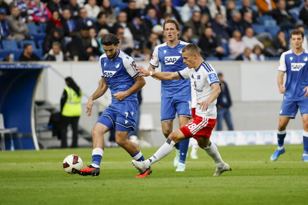 Leon Avdullahu (TSG Hoffenheim, 07) und Miro Muheim (Hamburger SV, 28) im Kampf um den Ball , Deutschland, Fussball, 1. Bundesliga, 5.Spieltag, 2026 2027, TSG Hoffenheim vs. Hamburger SV, 10.10.2026, Sinsheim SNP Arena Deutschland Copyright: xGrantxHubbsx