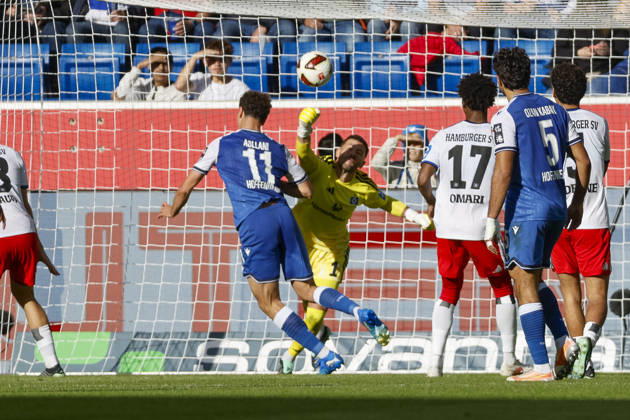 Fisnik Asllani (TSG Hoffenheim, 11) und Daniel Heuer Fernandes (Hamburger SV, 01) im Zweikampf , Deutschland, Fussball, 1. Bundesliga, 5.Spieltag, 2026 2027, TSG Hoffenheim vs. Hamburger SV, 10.10.2026, Sinsheim SNP Arena Deutschland Copyright: xGrantxHubbsx