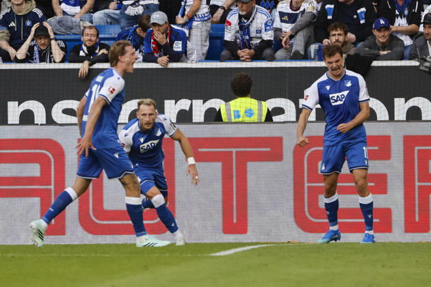 Torjubel TSG Hoffenheim beim 1:1 durch Fisnik Asllani (TSG Hoffenheim, 11), Freude, Begeisterung, positive Emotionen, Torerfolg , Deutschland, Fussball, 1. Bundesliga, 5.Spieltag, 2026 2027, TSG Hoffenheim vs. Hamburger SV, 10.10.2026, Sinsheim SNP Arena Deutschland Copyright: xGrantxHubbsx