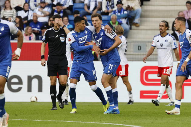 Torjubel TSG Hoffenheim beim 1:1 durch Fisnik Asllani (TSG Hoffenheim, 11), Freude, Begeisterung, positive Emotionen, Torerfolg , Deutschland, Fussball, 1. Bundesliga, 5.Spieltag, 2026 2027, TSG Hoffenheim vs. Hamburger SV, 10.10.2026, Sinsheim SNP Arena Deutschland Copyright: xGrantxHubbsx