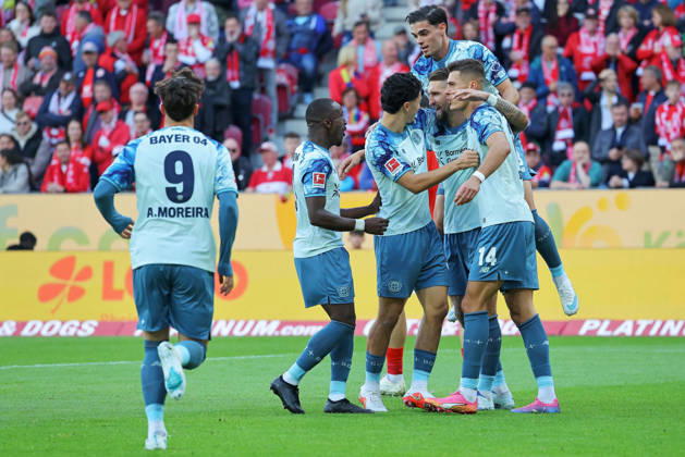 Mainz, Deutschland 10. Oktober 2026: 1. Bundesliga - 2026 2027 - 5. Spieltag - 1. FSV Mainz 05 gegen Bayer 04 Leverkusen Im Bild: Torschütze Robert Andrich (B04)(3v.li.) freut sich über sein Tor zum 0:1. DFL regulations prohibit any use of photographs as image sequences and or quasi-video Mewa Arena Rheinland - Pfalz Copyright: xFotostandx xRacochax