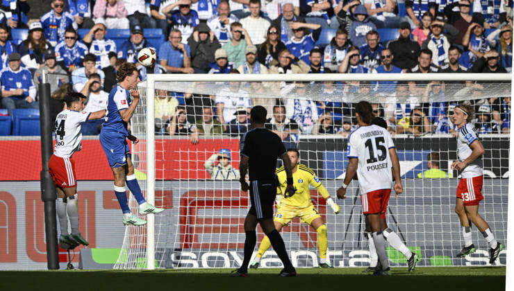 Strafraumszene, Torraumszene Torschuss Aktion Torchance Kopfball Wouter Burger TSG 1899 Hoffenheim (18) gegen Torwart Daniel Heuer Fernandes Hamburger SV HSV (01) TSG 1899 Hoffenheim vs Hamburger SV HSV 10.10.2026 DFL REGULATIONS PROHIBIT ANY USE OF PHOTOGRAPHS AS IMAGE SEQUENCES AND OR QUASI-VIDEO TSG 1899 Hoffenheim vs Hamburger SV HSV