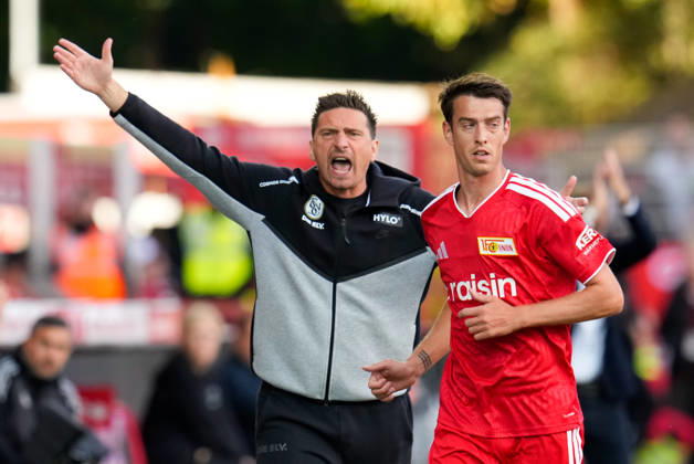 Vincent Wagner (SV Elversberg, Cheftrainer) reagiert, waehrend sich Janik Haberer (1. FC Union Berlin, 19) auf einen Einwurf vorbereitet. GER, 1.FC Union Berlin vs SV Elversberg, 1. Bundesliga, 5. Spieltag, Saison 2026-27, Stadion An der Alten Foersterei, Berlin, 10.10.2026 DFL REGULATIONS PROHIBIT ANY USE OF PHOTOGRAPHS AS IMAGE SEQUENCES AND OR QUASI-VIDEO 1.FC Union Berlin vs SV Elversberg, 1. Bundesliga, 5. Spieltag, Saison 2026-27, 10.10.2026 Berlin Copyright: xEibner-Pressefoto ScottxColemanx EP_SCN