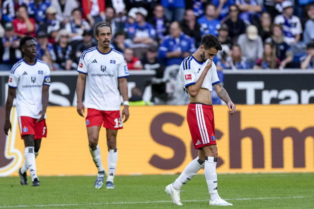 v.li.: Albert Sambi Lokonga (HSV, 6), Yussuf Poulsen (HSV, 15), Fabio Vieira (HSV, 20), Spieler vom Hamburger SV (HSV), enttäuscht schauend, Enttäuschung, Frustration, disappointed, pessimistisch, nach dem Gegentor zum 1:1, Action, Aktion, Spielszene, 10.10.2026, Sinsheim (Deutschland), Fussball, Bundesliga, TSG 1899 Hoffenheim - Hamburger SV, DFB DFL REGULATIONS PROHIBIT ANY USE OF PHOTOGRAPHS AS IMAGE SEQUENCES AND OR QUASI-VIDEO.