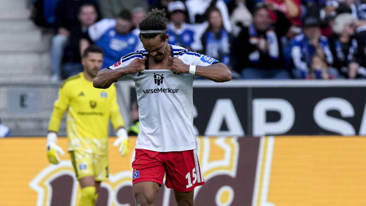 Yussuf Poulsen (HSV, 15), Spieler vom Hamburger SV (HSV), enttäuscht schauend, Enttäuschung, Frustration, disappointed, pessimistisch, nach dem Gegentor zum 1:1, Action, Aktion, Spielszene, Einzelbild, Einzelfoto, 10.10.2026, Sinsheim (Deutschland), Fussball, Bundesliga, TSG 1899 Hoffenheim - Hamburger SV, DFB DFL REGULATIONS PROHIBIT ANY USE OF PHOTOGRAPHS AS IMAGE SEQUENCES AND OR QUASI-VIDEO.