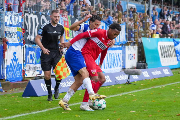 Deutschland: Fussball, 3. Liga, 8. Spieltag, Hänsch-Arena, Meppen, Emsland, Niedersachsen, SV Meppen vs. VfB Stuttgart U21, U 21 VfB Stuttgart II: Niclas Nadj (SV Meppen, 40) will an den Ball. Copyright: xMichelxWittex
