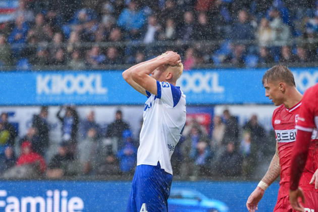 Deutschland: Fussball, 3. Liga, 8. Spieltag, Hänsch-Arena, Meppen, Emsland, Niedersachsen, SV Meppen vs. VfB Stuttgart U21, U 21 VfB Stuttgart II: Jona Borsum (SV Meppen, 4) kann es nicht fassen, er vergibt eine Torchance. Copyright: xMichelxWittex