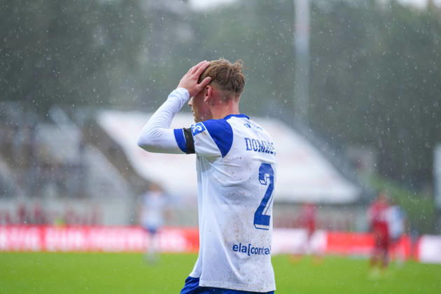 Deutschland: Fussball, 3. Liga, 8. Spieltag, Hänsch-Arena, Meppen, Emsland, Niedersachsen, SV Meppen vs. VfB Stuttgart U21, U 21 VfB Stuttgart II: Dominique Domröse (SV Meppen, 2) fasst sich an den Kopf, ist enttäuscht Copyright: xMichelxWittex
