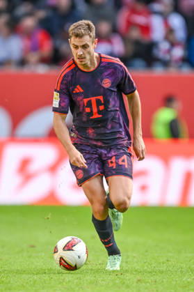 Josip Stanisic (FC Bayern Muenchen) in Aktion, am Ball, Einzelaktion waehrend des spiels der 1. Bundesliga zwischen FC Augsburg und FC Bayern Muenchen, WWK Arena am 10. October 2026 in Augsburg, Deutschland. (Foto von Harry Langer DeFodi Images) +++ Josip Stanisic (FC Bayern Muenchen) controls the Ball during the Bundesliga match between FC Augsburg and FC Bayern Muenchen at WWK Arena on October 10, 2026 in Augsburg, Germany. (Photo by Harry Langer DeFodi Images) DFB DFL REGULATIONS PROHIBIT ANY USE OF PHOTOGRAPHS AS IMAGE SEQUENCES AND OR QUASI-VIDEO. (Photo by Harry Langer DeFodi Images) DFB DFL REGULATIONS PROHIBIT ANY USE OF PHOTOGRAPHS AS IMAGE SEQUENCES AND OR QUASI-VIDEO. -