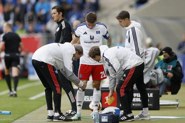 Nicolai Remberg (HSV), verletzt, verletzung, injury, im Bundesliga-Spiel zwischen der TSG 1899 Hoffenheim und dem Hamburger SV in der PreZero Arena, Sinsheim, Deutschland, am 10. Oktober 2026. in action during the Bundesliga match between TSG 1899 Hoffenheim and Hamburger SV at the PreZero Arena, Sinsheim, Germany, on October 10, 2026. DFB DFL REGULATIONS PROHIBIT ANY USE OF PHOTOGRAPHS AS IMAGE SEQUENCES AND OR QUASI-VIDEO, Copyright: HMBxMedia xHeikoxBecker