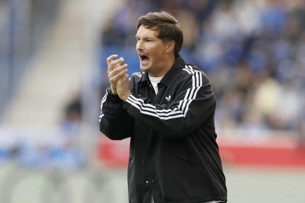 Trainer Merlin Polzin (HSV) im Bundesliga-Spiel zwischen der TSG 1899 Hoffenheim und dem Hamburger SV in der PreZero Arena, Sinsheim, Deutschland, am 10. Oktober 2026. in action during the Bundesliga match between TSG 1899 Hoffenheim and Hamburger SV at the PreZero Arena, Sinsheim, Germany, on October 10, 2026. DFB DFL REGULATIONS PROHIBIT ANY USE OF PHOTOGRAPHS AS IMAGE SEQUENCES AND OR QUASI-VIDEO, Copyright: HMBxMedia xHeikoxBecker