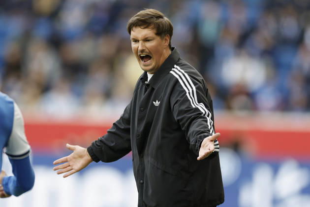 Trainer Merlin Polzin (HSV) im Bundesliga-Spiel zwischen der TSG 1899 Hoffenheim und dem Hamburger SV in der PreZero Arena, Sinsheim, Deutschland, am 10. Oktober 2026. in action during the Bundesliga match between TSG 1899 Hoffenheim and Hamburger SV at the PreZero Arena, Sinsheim, Germany, on October 10, 2026. DFB DFL REGULATIONS PROHIBIT ANY USE OF PHOTOGRAPHS AS IMAGE SEQUENCES AND OR QUASI-VIDEO, Copyright: HMBxMedia xHeikoxBecker