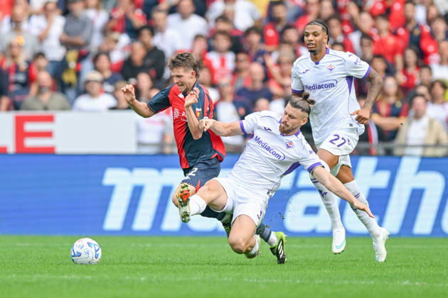 GenoaÕs Morten Frendrup fights for the ball with Fiorentina s Radu Dragusin during the Serie A soccer match between Genoa and Fiorentina at the Luigi Ferraris Stadium in Genoa, Italy - Saturday, October 10, 2026. - Soccer .  Copyright: xTanoxPecoraro LaPressex