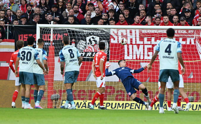 Fussball-Bundesliga - Saison 2026 2027 Mewa-Arena Mainz - 10.10.2026 1. FSV Mainz 05 (mz) - Bayer Leverkusen (lev) Der Ball von Robert Andrich (Bayer Leverkusen), Nr. 8; schlägt hinter Torwart Alexander SCHWOLOW (1. FSV Mainz 05) zum 1:0 ein DFL REGULATIONS PROHIBIT ANY USE OF PHOTOGRAPHS AS IMAGE SEQUENCES AND OR QUASI VIDEO EDITORIAL USE ONLY NATIONAL AND INTERNATIONAL NEWS AGENCIES OUT Fussball-Bundesliga - 1. FSV Mainz 05