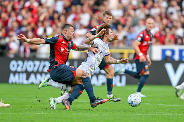 GenoaÕs Milutin Osmajic fights for the ball with Fiorentina s Franco Mastantuono during the Serie A soccer match between Genoa and Fiorentina at the Luigi Ferraris Stadium in Genoa, Italy - Saturday, October 10, 2026. - Soccer .  Copyright: xTanoxPecoraro LaPressex