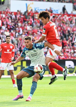 Fussball-Bundesliga - Saison 2026 2027 Mewa-Arena Mainz - 10.10.2026 1. FSV Mainz 05 (mz) - Bayer Leverkusen (lev) Patrik SCHICK (Bayer Leverkusen), li - Kaishu SANO (1. FSV Mainz 05) DFL REGULATIONS PROHIBIT ANY USE OF PHOTOGRAPHS AS IMAGE SEQUENCES AND OR QUASI VIDEO EDITORIAL USE ONLY NATIONAL AND INTERNATIONAL NEWS AGENCIES OUT Fussball-Bundesliga - 1. FSV Mainz 05