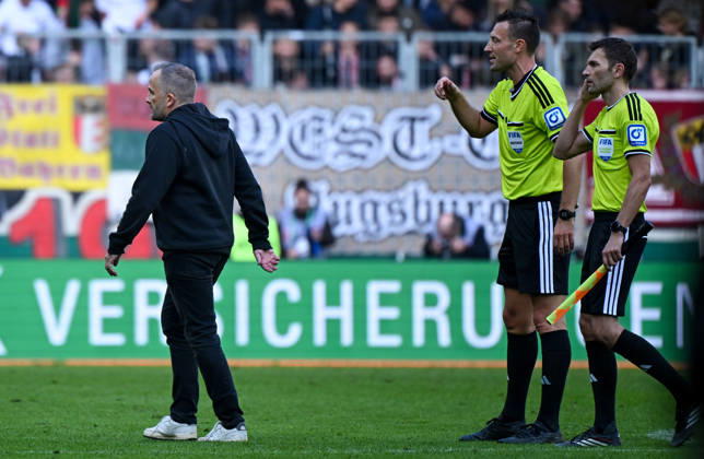10.10.2026, xemx, Fussball 1.Bundesliga, FC Augsburg - Bayern München v.l. Cheftrainer Manuel Baum (FC Augsburg), Schiedsrichter Sven Jablonski schickt weg nach Halbzeitpfiff (DFL DFB REGULATIONS PROHIBIT ANY USE OF PHOTOGRAPHS as IMAGE SEQUENCES and or QUASI-VIDEO) Augsburg