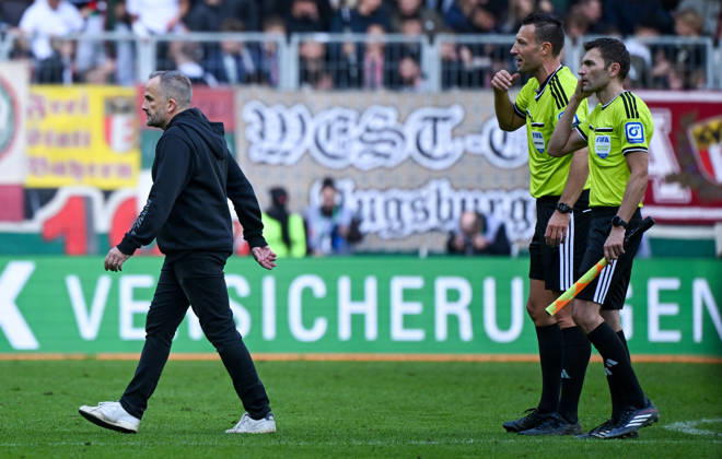 10.10.2026, xemx, Fussball 1.Bundesliga, FC Augsburg - Bayern München v.l. Cheftrainer Manuel Baum (FC Augsburg), Schiedsrichter Sven Jablonski schickt weg nach Halbzeitpfiff (DFL DFB REGULATIONS PROHIBIT ANY USE OF PHOTOGRAPHS as IMAGE SEQUENCES and or QUASI-VIDEO) Augsburg