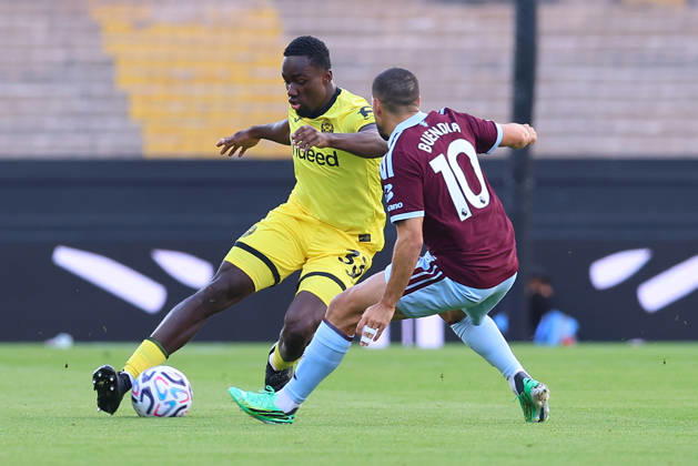 Aston Villa v Brentford, Premier League Michael Kayode of Brentford FC plays the ball past Emiliano Buendia of Aston Villa during the Aston Villa v Brentford Premier League match at Villa Park, Birmingham, England on 10 October 2026 Credit: Ryan Crockett Every Second Media Editorial use only. All images are copyright Every Second Media Limited. No images may be reproduced without prior permission. All rights reserved. Premier League and Football League images are subject to licensing agreements with Football DataCo Limited. see https: www.football-dataco.com Copyright: xIMAGO EveryxSecondxMediax ESM-2212-0047 RyanxCrockettx xEveryxSecondxMediax