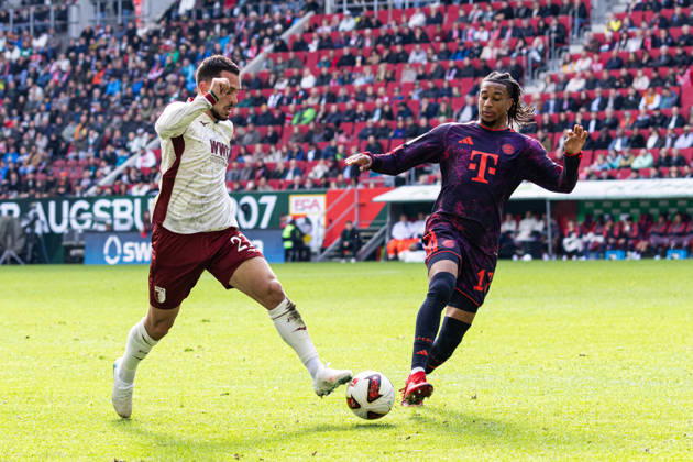 Deutschland: FC Augsburg vs FC Bayern München, 1. Bundesliga, 5. Spieltag, Saison 2026 27, WWK Arena (Augsburg): Michael Olise, (FC Bayern München, 17), Arijon Ibrahimovic, (FC Augsburg, 21) Augsburg WWK Arena Bayern Deutschland Copyright: xBenedictxChristx