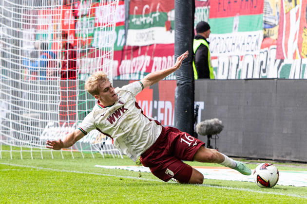 Deutschland: FC Augsburg vs FC Bayern München, 1. Bundesliga, 5. Spieltag, Saison 2026 27, WWK Arena (Augsburg): Hennes Behrens, (FC Augsburg, 16) Augsburg WWK Arena Bayern Deutschland Copyright: xBenedictxChristx