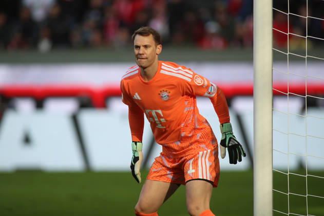 Fussball, Herren, Saison 2026 2027, FC Augsburg - FC Bayern München, Bundesliga, WWK Arena Manuel Neuer (FC Bayern München) nach vorne gebeugt, konzentriert in seinem Tor stehend DFL DFB regulations prohibit any use of photographs as image sequences and or quasi-video