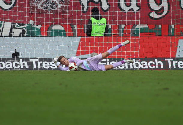 Fussball, Herren, Saison 2026 2027, FC Augsburg - FC Bayern München, Bundesliga, WWK Arena Finn Dahmen (FC Augsburg) fängt einen Ball sicher, am Boden liegend DFL DFB regulations prohibit any use of photographs as image sequences and or quasi-video