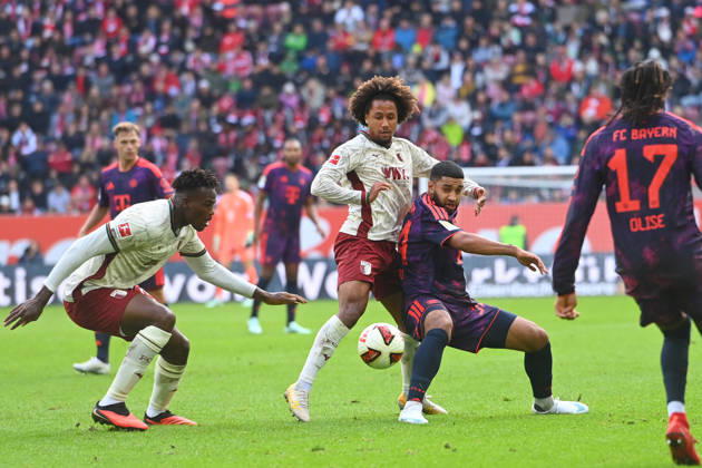 Ismael SAIBARI (Bayern Muenchen), Aktion,Zweikampf gegen Han-Noah MASENGO (FC Augsburg) und li:Seong Hoon CHEON (FC Augsburg). Fussball 1. Bundesliga Saison 2026 2027, 5.Spieltag, Spieltag05, FC Augsburg - FC Bayern Muenchen am 10.10.2026 , WWK A R E N A.