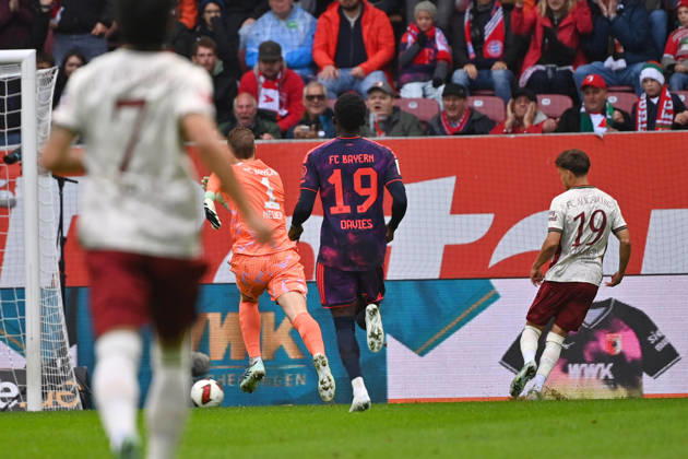 Tor Robin FELLHAUER (FC Augsburg) zum 1-0, Aktion,Torschuss gegen Manuel NEUER (Torwart Bayern Muenchen). Fussball 1. Bundesliga Saison 2026 2027, 5.Spieltag, Spieltag05, FC Augsburg - FC Bayern Muenchen am 10.10.2026 , WWK A R E N A.