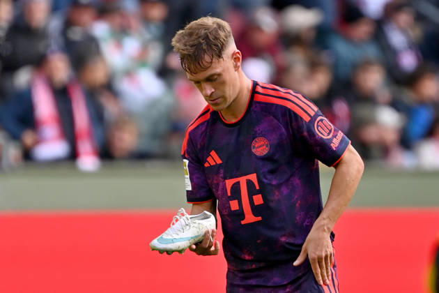 Joshua KIMMICH (Bayern Muenchen) haelt seinen Schuh. Fussball 1. Bundesliga Saison 2026 2027, 5.Spieltag, Spieltag05, FC Augsburg - FC Bayern Muenchen am 10.10.2026 , WWK A R E N A.