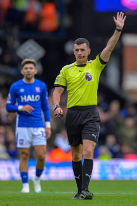 IPSWICH, ENGLAND OCTOBER 10 - Referee Lewis Smith during the Premier League game between Ipswich Town and Fulham at Portman Road on October 10, 2026 in Ipswich, England. (Photo by Keeran Marquis Sports Press Photo) Copyright: xKeeranxMarquis SPPx Sportspressphoto_SPR250830