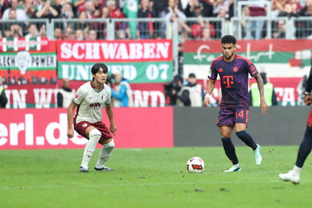 Luis Diaz (FC Bayern Muenchen, 14) mit Ball mit Youngwoo Seol (FC Augsburg, 07), GER, FC Augsburg vs. FC Bayern Muenchen, Fussball, Bundesliga, 5. Spieltag, Saison 2026 2027, 10.10.2026, DFL DFB REGULATIONS PROHIBIT ANY USE OF PHOTOGRAPHS as IMAGE SEQUENCES and or QUASI-VIDEO, GER, FC Augsburg vs. FC Bayern Muenchen, Fussball, Bundesliga, 5. Spieltag, Saison 2026 2027, 10.10.2026 Augsburg Copyright: xEibner-Pressefoto JennixMaulx EP_JML