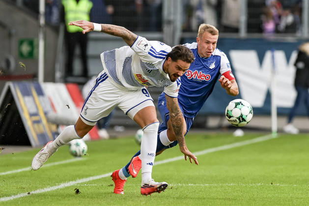 10.10.2026, GER, Fussball, Herren, 3. Liga, Saison 2026 2027, MSV Duisburg - TSG Hoffenheim II Lex-Tyger Lobinger (Duisburg) und Valentin Lässig (TSG II) im Kampf um den Ball Duisburg schauinsland-reisen-Arena Nordrhein-Westfalen Deutschland Copyright: xAdrianxSchlüterx