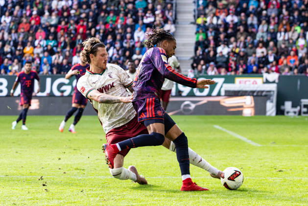 Deutschland: FC Augsburg vs FC Bayern München, 1. Bundesliga, 5. Spieltag, Saison 2026 27, WWK Arena (Augsburg): Calvin Brackelmann, (FC Augsburg, 2) im Zweikampf mit Michael Olise, (FC Bayern München, 17) Augsburg WWK Arena Bayern Deutschland Copyright: xBenedictxChristx