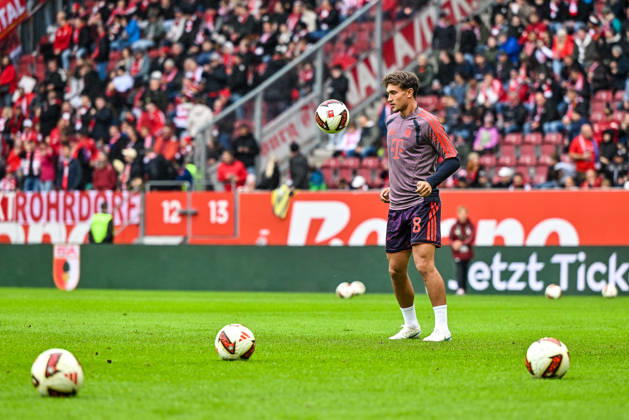 10.10.2026, GER, Fußball, Herren, 1. Bundesliga, 5. Spieltag, FC Augsburg vs FC Bayern München Tom Bischof (Bayern Muenchen, 8) bleibt als letzter beim Warm-up Augsburg WWK-Arena Bayern Deutschland Copyright: xNordphotox xHafnerx