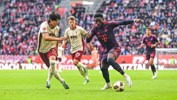 10.10.2026, GER, Fußball, Herren, 1. Bundesliga, 5. Spieltag, FC Augsburg vs FC Bayern München Young-woo Seol (FC Augsburg, 7), Alphonso Davies (Bayern Muenchen, 19) Augsburg WWK-Arena Bayern Deutschland Copyright: xNordphotox xHafnerx
