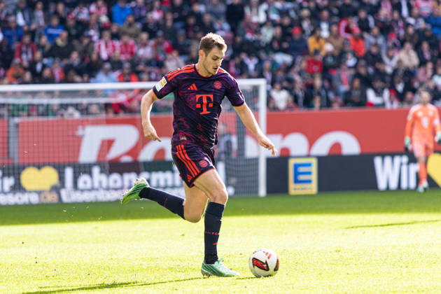 Deutschland: FC Augsburg vs FC Bayern München, 1. Bundesliga, 5. Spieltag, Saison 2026 27, WWK Arena (Augsburg): Josip Stanisic, (FC Bayern München, 44) am Ball Augsburg WWK Arena Bayern Deutschland Copyright: xBenedictxChristx