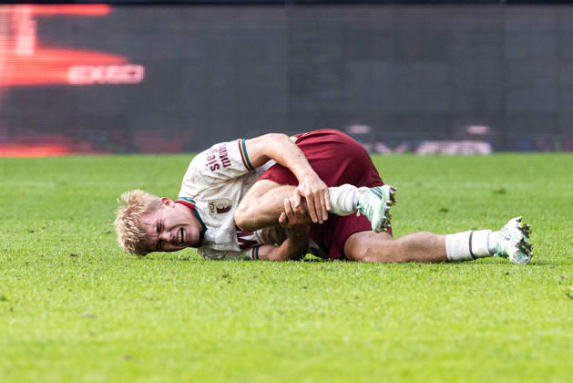 Deutschland: FC Augsburg vs FC Bayern München, 1. Bundesliga, 5. Spieltag, Saison 2026 27, WWK Arena (Augsburg): Hennes Behrens, (FC Augsburg, 16) mit schmerzen am Boden Augsburg WWK Arena Bayern Deutschland Copyright: xBenedictxChristx